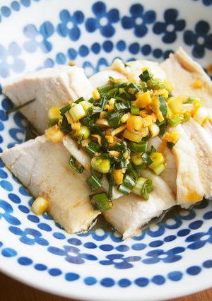 ゆで鶏・薬味たっぷり香味ソースをかけて♪-レシピのメイン写真