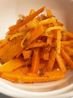 子供がパクパク!おかかバターにんじん-レシピのメイン写真