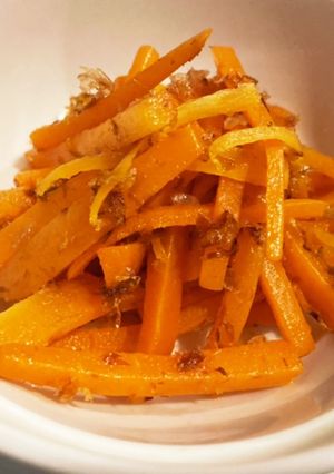 子供がパクパク!おかかバターにんじん-レシピのメイン写真