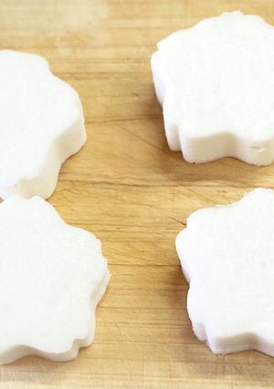 はんぺんを可愛く型で抜いて汁物に!-レシピのメイン写真