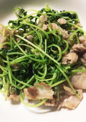 豆苗と豚肉の塩にんにく炒め-レシピのメイン写真