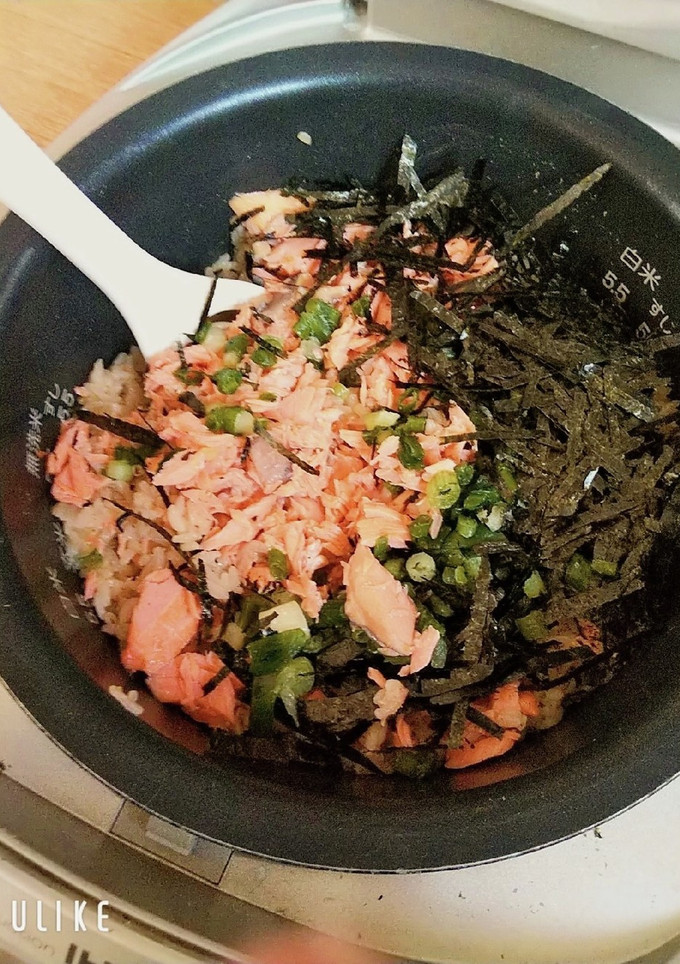 炊飯器にお任せ★鮭の炊き込みご飯-レシピのメイン写真