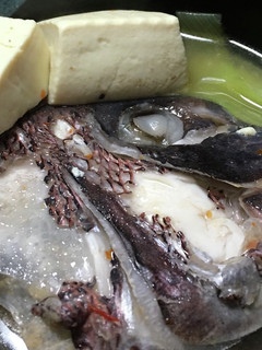 出汁がいい。超簡単!鯛のあらと鶏がらの鍋-レシピのメイン写真