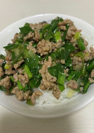 豚ひき肉そぼろ、ニラ入り餃子味。-レシピのメイン写真