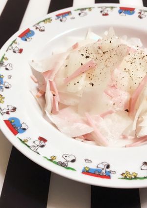 簡単 ピーラー大根とハムのペッパーサラダ-レシピのメイン写真