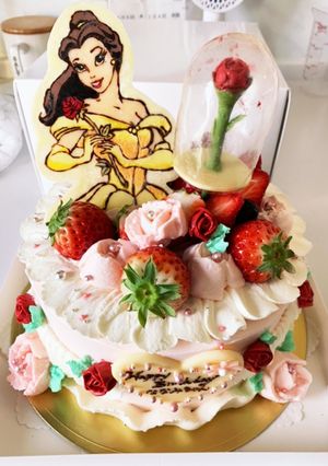 ベルと薔薇のバースデーケーキ♡-レシピのメイン写真