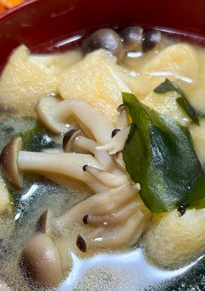 ワカメとしめじと油揚げの味噌汁-レシピのメイン写真