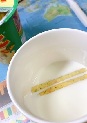 ホットミルクに漂うじゃがりこ〜〜〜〜〜-レシピのメイン写真