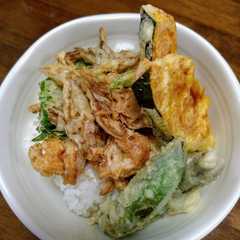 A picture of ホタテと舞茸のかき揚げ天丼.