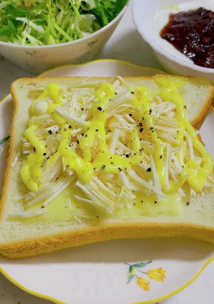 なんて素朴。。。エノキのチーズ　トースト-レシピのメイン写真