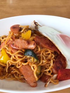 ジャンバラヤ風☆焼きそば目玉焼きのっけ-レシピのメイン写真