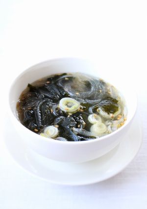 簡単シンプルな【わかめと春雨の中華スープ-レシピのメイン写真