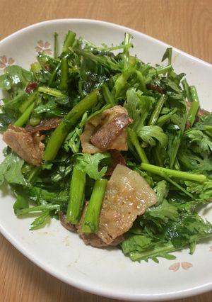 春菊と豚バラ肉のオイスターソース炒め-レシピのメイン写真