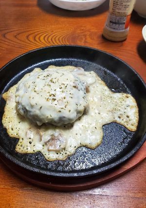 ホワイトソースの煮込みハンバーグ-レシピのメイン写真