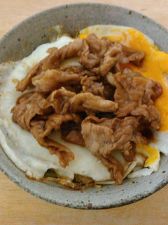 崩し目玉焼きの蒸らしキャベツ豚丼-レシピのメイン写真