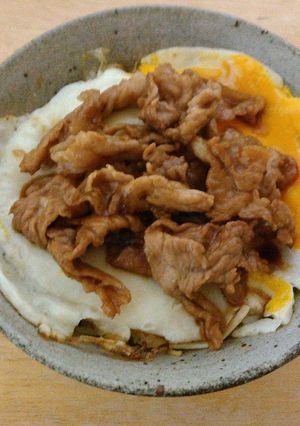 崩し目玉焼きの蒸らしキャベツ豚丼-レシピのメイン写真