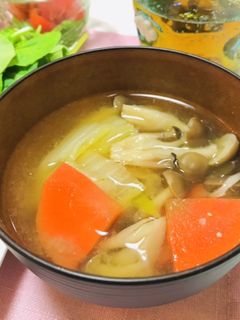 白菜とネギとしめじとにんじんのお味噌汁-レシピのメイン写真