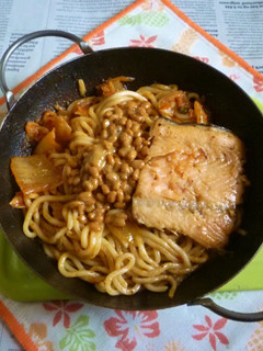 キムチ焼きうどん・納豆載せ-レシピのメイン写真