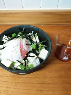 ごま油香る♪温泉卵と豆腐のどんぶり。-レシピのメイン写真