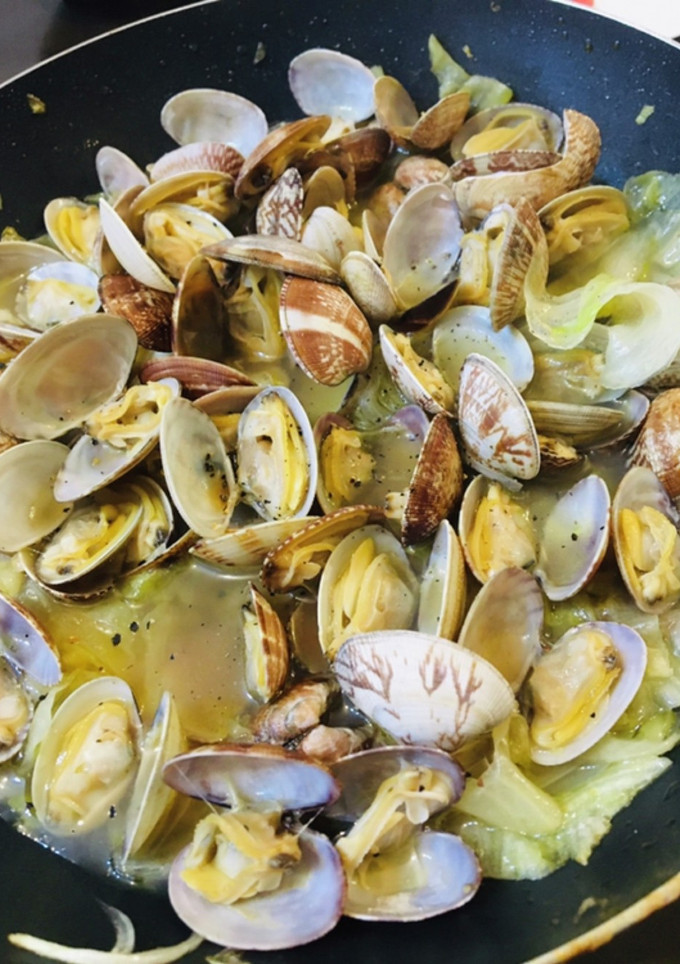 レタスと新玉ねぎであさりの酒蒸し-レシピのメイン写真