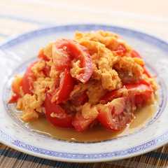 A picture of 卵とトマトの炒め物.