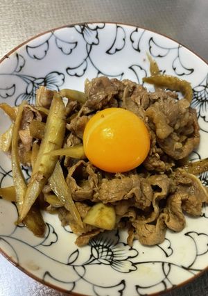 牛とごぼうの卵黄のせ-レシピのメイン写真
