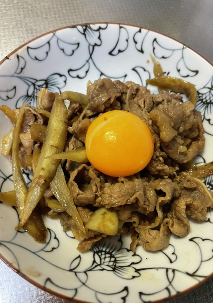 牛とごぼうの卵黄のせ-レシピのメイン写真