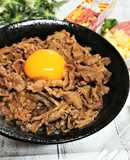 【生玉とろ～ん牛丼】隠し味がポイント！