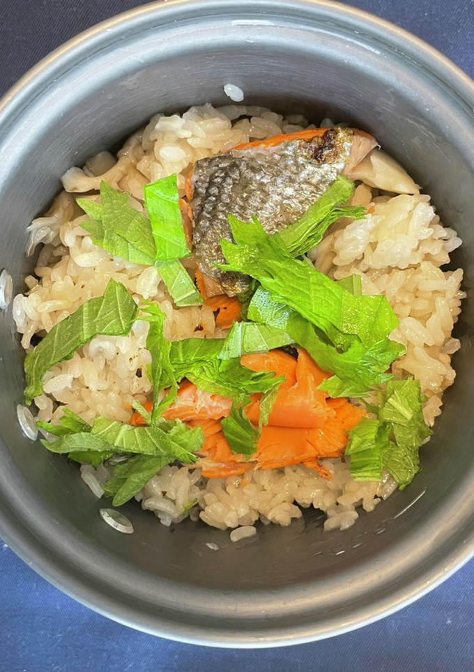 ソロキャンプ用・鮭と舞茸の炊き込みご飯-レシピのメイン写真