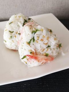 おむすび カニかま 金ゴマ わかめ-レシピのメイン写真