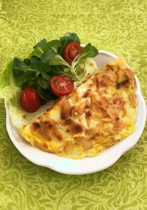 カリカリアーモンドのチーズinオムレツ♪-レシピのメイン写真