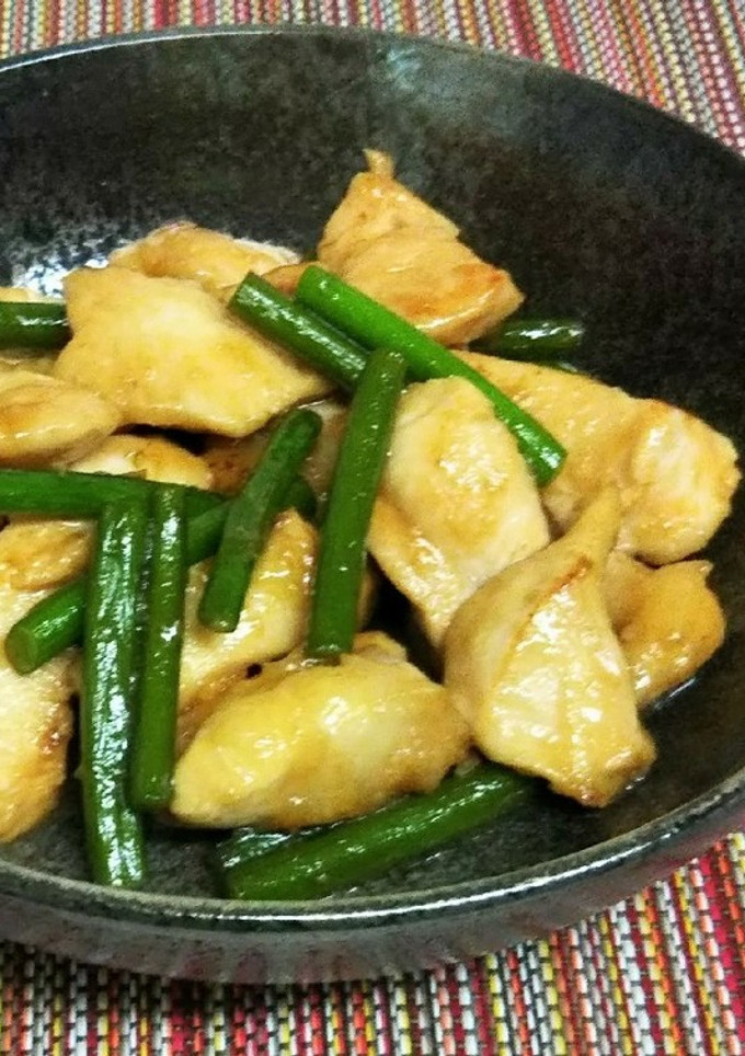 とり胸肉とにんにくの芽炒め-レシピのメイン写真