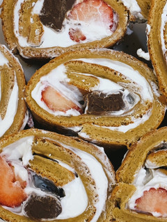 お茶生地!生チョコとイチゴのロールケーキ-レシピのメイン写真