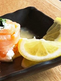 前菜おつまみ♡春菊とサーモンのクリチ巻き-レシピのメイン写真