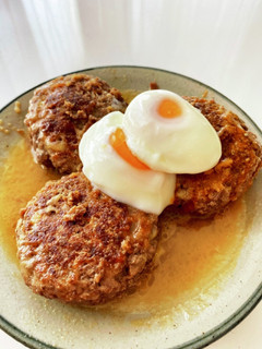 簡単!温玉のっけチーズハンバーグ-レシピのメイン写真