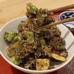รูปของ さつま芋と枝豆の茶めし