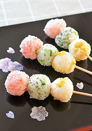 おうちお花見に、彩り三色おにぎり♪-レシピのメイン写真