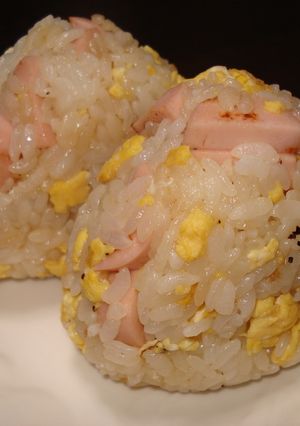 朝食やお弁当に☆油不要☆炒飯風おにぎり-レシピのメイン写真