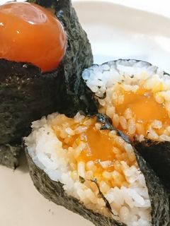 【004】生卵でおにぎり-レシピのメイン写真
