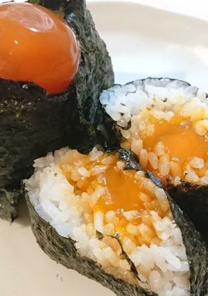 【004】生卵でおにぎり-レシピのメイン写真