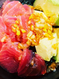 玄米ごはんで!韓国風まぐろアボカド丼-レシピのメイン写真