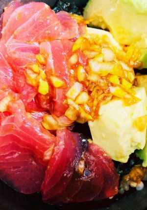 玄米ごはんで！韓国風まぐろアボカド丼-レシピのメイン写真