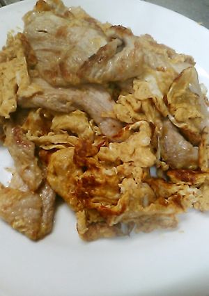 卵と豚スライスとヨシダソースを焼いた！-レシピのメイン写真