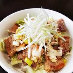 รูปของ 本当に美味しい！自慢のネギ塩豚丼