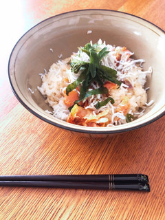 お昼ご飯にも!お手軽鮭としらすの丼-レシピのメイン写真