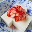 豆腐入りの牛乳寒天♪たっぷり苺ソースのせ