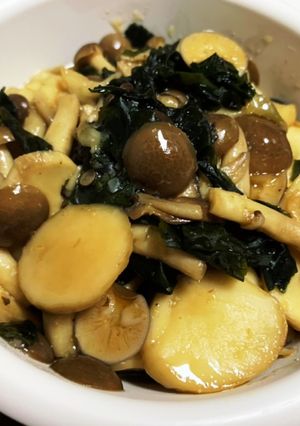 美容の味方♡きのことわかめの煮物-レシピのメイン写真