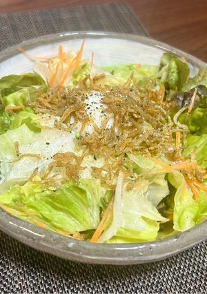 カリカリしらすと温玉の大満足サラダ-レシピのメイン写真