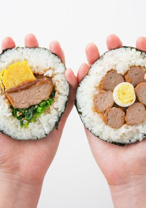 チキンハンバーグ厚焼き玉子の爆弾おにぎり-レシピのメイン写真