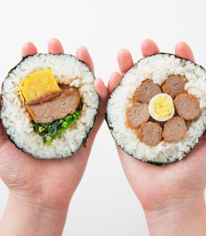 爆弾おにぎりページ チキンハンバーグ厚焼き玉子の爆弾おにぎり by イシイ 【クックパッド